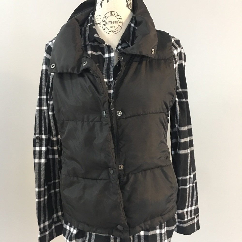 Old Navy black vest with zipper and buttons, S EUC